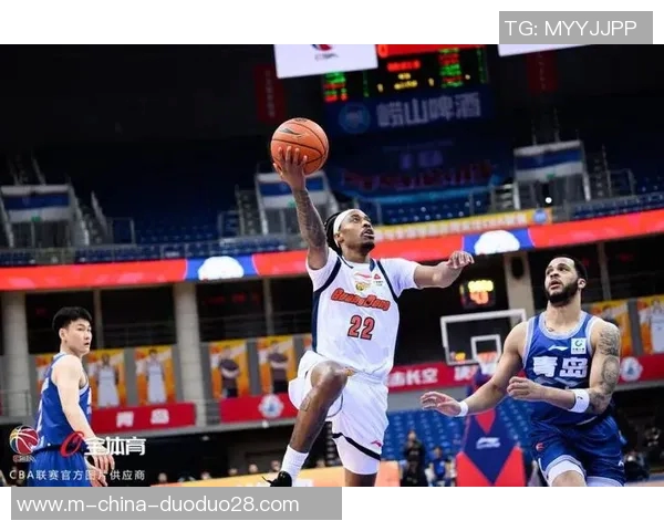 青岛队与广东队激战至最后时刻广东以98比90险胜对手展现强大实力